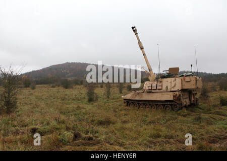 US-Soldaten von Charlie Batterie, 1. Bataillon, 82. Feldartillerie-Regiment, 1st Brigade Combat Team, 1. Kavallerie-Division bereiten eine M109A6 Paladin Haubitze während des Trainings kombiniert Entschlossenheit III bei der Joint Multinational Readiness Center in Hohenfels, Deutschland, 6. November 2014 ausgelöst.  Kombinierte Lösung III ist eine multinationale Übung, die enthält mehr als 4.000 Teilnehmer aus NATO und Partner, und soll eine komplexe Trainingsszenario bieten, die konzentriert sich auf multinationale unified Land Operationen und das US-Engagement für NATO und Europa verstärkt. (US Armee-Foto von Sta Stockfoto