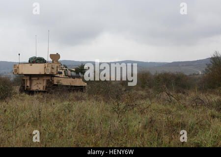 US-Soldaten von Charlie Batterie, 1. Bataillon, 82. Feldartillerie-Regiment, 1st Brigade Combat Team, 1. Kavallerie-Division beobachten ihren Sektor des Feuers von einem M109A6 Paladin Haubitze während kombiniert zu beheben III bei der Joint Multinational Readiness Center in Hohenfels, Deutschland, 6. November 2014 ausüben. Kombinierte Lösung III ist eine multinationale Übung, die enthält mehr als 4.000 Teilnehmer aus NATO und Partner, und soll eine komplexe Trainingsszenario bieten, die konzentriert sich auf multinationale unified Land Operationen und das US-Engagement für NATO und Europa verstärkt. (US Stockfoto