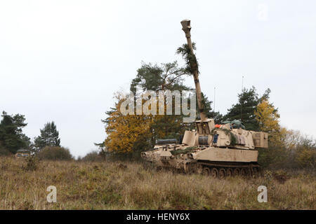 US-Soldaten von Charlie Batterie, 1. Bataillon, 82. Feldartillerie-Regiment, 1st Brigade Combat Team, 1. Kavallerie-Division bereiten eine M109A6 Paladin Haubitze während des Trainings kombiniert Entschlossenheit III bei der Joint Multinational Readiness Center in Hohenfels, Deutschland, 6. November 2014 ausgelöst. Kombinierte Lösung III ist eine multinationale Übung, die enthält mehr als 4.000 Teilnehmer aus NATO und Partner, und soll eine komplexe Trainingsszenario bieten, die konzentriert sich auf multinationale unified Land Operationen und das US-Engagement für NATO und Europa verstärkt. (US Armee-Foto von Staf Stockfoto