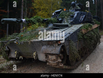 Dänische Soldaten von Alpha Company, 3. Reconnaissance Battalion, Garde-Husaren-Regiment betreiben eine CV9035DK Schützenpanzer während der Durchführung einer Bekämpfung Probe während des Trainings kombiniert Entschlossenheit III bei der Joint Multinational Readiness Center in Hohenfels, Deutschland, 6. November 2014.  Kombinierte Lösung III ist eine multinationale Übung, die enthält mehr als 4.000 Teilnehmer aus NATO und Partner, und soll eine komplexe Trainingsszenario bieten, die konzentriert sich auf multinationale unified Land Operationen und das US-Engagement für NATO und Europa verstärkt. (US Armee-Foto von Pfc. Stockfoto
