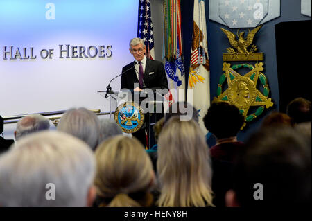 Secretary Of The Army John McHugh spricht während einer Halle der Helden Induktion Zeremonie zu Ehren der US-Armee 1st Lt. Alonzo H. Cushing, im Pentagon, Washington, 7. November 2014. Cushing wurde posthum die Medal Of Honor für seine Handlungen während der Schlacht von Gettysburg 3. Juli 1863 verliehen. (US Armee-Foto von Staff Sgt. Laura Buchta/freigegeben) 1st Lt. Alonzo H. Cushing Halle der Helden Induktion 141107-A-VS818-286 Stockfoto