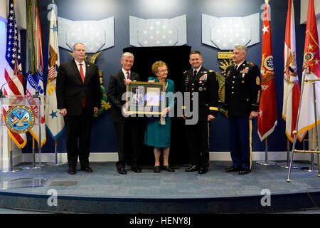 Der Secretary Of The Army John McHugh präsentiert die Medal Of Honor Plaque und zitieren, Helen Loring Fähnrich, ein Nachkomme des US Army 1st Lt. Alonzo H. Cushing, als stellvertretender Verteidigungsminister Robert O. Work, der Vice Chief Of Staff der US Army General Daniel B. Allyn und Sgt. Major der Armee Raymond F. Chandler III Uhr , während einer Halle der Helden Induktion Zeremonie im Pentagon in Washington, 7. November 2014. Cushing wurde posthum die Medal Of Honor für seine Handlungen während der Schlacht von Gettysburg 3. Juli 1863 verliehen. (US Armee-Foto von Staff Sgt. Laura Buchta/freigegeben) 1st Lt. Al Stockfoto