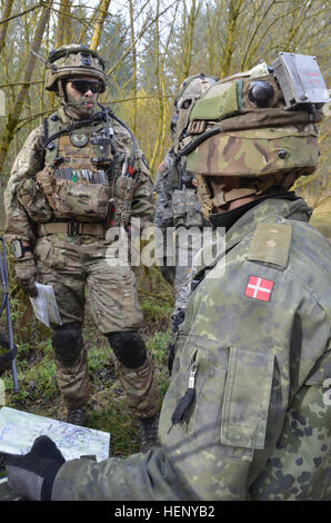 Dänische Soldaten von Alpha Company, 3. Reconnaissance Battalion, Garde-Husaren-Regiment Beitrag eine Karte während der Durchführung einer Bekämpfung Probe während der Übung kombiniert zu beheben III bei der Joint Multinational Readiness Center in Hohenfels, Deutschland, 8. November 2014. Kombinierte Lösung III ist eine multinationale Übung, die enthält mehr als 4.000 Teilnehmer aus NATO und Partner, und soll eine komplexe Trainingsszenario bieten, die konzentriert sich auf multinationale unified Land Operationen und das US-Engagement für NATO und Europa verstärkt. (US Armee-Foto von Pfc. Shardesia Washington/freigegeben) Co Stockfoto