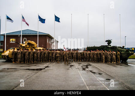 Soldaten aus B Co., 2. Btn., 8. Reg. Kavallerie, 1. Bde., 1. Kavallerie-div. von Fort Hood, Texas, stehen in Bildung bereit, der Premierminister von Estland am Dienstag, 11. November 2014 erhalten. Besuch des Premierministers setzt die Tradition der Partnerschaft als Teil der Operation Atlantic zu beheben, eine multinationale kombinierte Waffen-Übung, um multinationale Interoperabilität zu verbessern, Stärkung der Beziehungen zwischen den alliierten Streitkräften zur regionalen Stabilität beitragen und demonstrieren das Engagement der USA bei der NATO. (US Army Photo by Staff Sgt Ray Boyington) Estnische Ministerpräsident erhält ein "Cav" Kurort Stockfoto