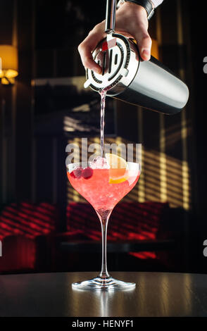Barkeeper bei der Arbeit, Zubereitung von Cocktails. Margarita cocktail Glas gießen. Stockfoto