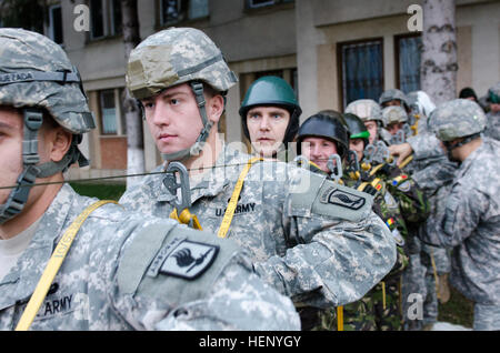 US Army Fallschirmjäger vom 1. Bataillon, 503. Infanterieregiment, 173rd Airborne Brigade beitreten rumänische Armee Fallschirmjäger aus der 6. Special Operations Brigade für die Ausbildung vor einer kombinierten Luft Operation Übung Rubicon auf Campia Turzii, Rumänien, 13. November ab. Rubicon ist ein US-rumänischen Übung entwickelt, um NATO-Interoperabilität zwischen den zwei Kräften durch partnerschaftlichen taktisches Training und Alliierten Luftlandeoperationen zu erhöhen. 173. Airborne weiter Alliierten Trainingsmissionen in Rumänien 141113-A-IK450-612 Stockfoto