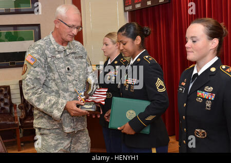 Das 32d Army Air and Missile Defense Command überreicht dem Career Counselor of the Year in Fort Bliss, Texas, eine Army Commendation Medal und eine Weißkopfadlerstatue. Stockfoto