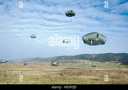 Amerikanische Fallschirmjäger vom 1. Bataillon, 503. Infanterieregiment, 173rd Airborne Brigade und rumänische Armee Fallschirmjäger aus der 6. Special Operations Brigade führen einen kombinierten Fallschirm Betrieb zu Beginn der Übung Rubicon bei Luna Drop Zone, Luna, Rumänien, 14 November. Rubicon ist ein US-rumänischen Übung entwickelt, um NATO-Interoperabilität zwischen den zwei Kräften durch partnerschaftlichen taktisches Training und Alliierten Luftlandeoperationen zu erhöhen. 173. Airborne weiter Alliierten Trainingsmissionen in Rumänien 141114-A-IK450-406 Stockfoto