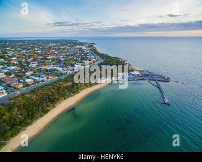 Luftaufnahme von Black Rock Vorstadtbereich, Küste, Pier und Kai bei Sonnenuntergang. Melbourne, Victoria, Australien Stockfoto