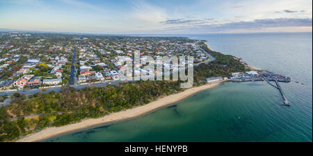 Aerial Panorama Black Rock Vorstadtbereich, Küste, Pier und Kai bei Sonnenuntergang. Melbourne, Victoria, Australien Stockfoto