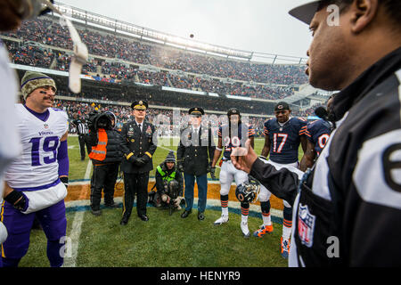 Generalleutnant Michael S. Tucker, Kommandierender general des ersten US-Armee, mit Sitz in Rock Island Arsenal, Illinois, und Command Sergeant Major Sam Young, Zeuge auch der 1. US-Armee den Münzwurf vor Kick-off zwischen den Chicago Bears und Minnesota Vikings im Soldier Field, ein NFL-Spiel benannt zu Ehren der Soldaten, ein paar Tage nach Veterans Day, am 16. November statt. (Foto: US-Armee Sgt. 1. Klasse Michel Sauret) Militärischer Service-Mitglieder geehrt während Chicago Bears Spiel 141116-A-TI382-536 Stockfoto