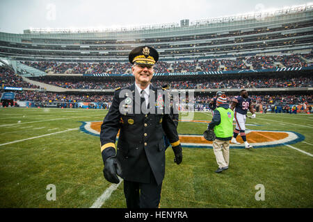 Generalleutnant Michael S. Tucker, Kommandierender general des ersten US-Armee, mit Sitz in Rock Island Arsenal, Ill., Spaziergänge abseits des Feldes nach der Münze werfen vor Kick-off zwischen den Chicago Bears und Minnesota Vikings im Soldier Field, ein NFL-Spiel benannt zu Ehren der Soldaten, ein paar Tage nach Veterans Day, am 16. November statt. (Foto: US-Armee Sgt. 1. Klasse Michel Sauret) Militärischer Service-Mitglieder geehrt während Chicago Bears Spiel 141116-A-TI382-586 Stockfoto