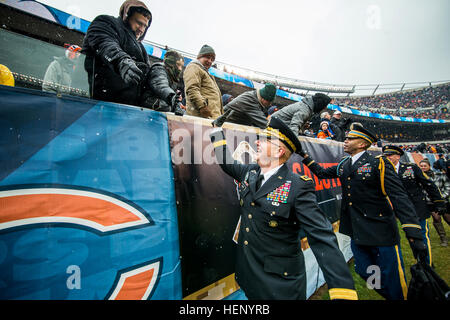 Generalleutnant Michael S. Tucker, Kommandierender general der 1. US-Armee mit Sitz in Rock Island Arsenal, Ill., und seinen Befehl Mitarbeiterführung Handschlag mit Fußball-Fans entlang der Seitenlinie der Soldier Field während ein NFL-Spiel benannt zu Ehren der Soldaten, ein paar Tage nach Veterans Day, am 16. November statt. (Foto: US-Armee Sgt. 1. Klasse Michel Sauret) Militärischer Service-Mitglieder geehrt während Chicago Bears Spiel 141116-A-TI382-639 Stockfoto