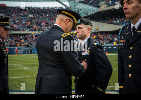 Capt Tristan Myers, erhält Bronze Star von Generalleutnant Michael S. Tucker, Kommandierender general des ersten US-Armee, mit Hauptsitz in Rock Island Arsenal, Ill., neben Kapitän Ryan Wherfel (rechts), beide Empfänger mit der Illinois Army National Guard. Myers ist vom 2. Bataillon, Infanterie-Regiment 130., 33. Infantry Brigade Combat Team; und Wherfel ist vom 1. Bataillon, 178th Infanterie-Regiment, 33. Infantry Brigade Combat Team. Die Zeremonie fand in der Halbzeitpause bei einem NFL-Spiel im Soldier Field, Truppen am 16. November, wenige Tage nach Veterans Day in Chicago zu Ehren benannt. Stockfoto