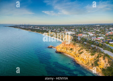 Aerial Panorama der Black Rock Vorstadtbereich und schöne Colorfoll Klippen der Küste bei Sonnenuntergang. Melbourne, Victoria, Australien Stockfoto