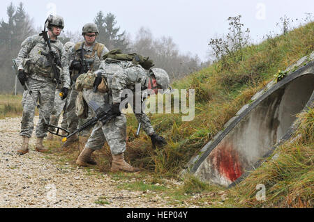 US-Soldaten mit 702. Explosive Ordnance Entsorger suchen möglich explosive Vorrichtungen während der 1. Staffel, 91. Kavallerieregiment, 173rd Airborne Brigade Angriff in einem städtischen Umfeld bei der 7. Armee gemeinsame multinationale Ausbildung des Befehls Grafenwöhr Truppenübungsplatz, Deutschland, 20. November 2014. Die Ausbildung ist Bestandteil eines einwöchigen Trainings, veranstaltet von der Geschwader, entworfen, um Führungskräfte aus der Brigade sowie Verbündeten aus der 43. Tschechische Airborne Battalion, German Army NATO School Detachment und estnischen Scouts Bataillon lehren die Planung und Durchführung von zeitkritischen o Stockfoto