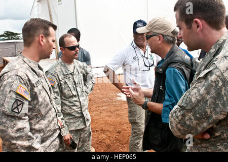 Diskutieren Sie von links: Hptm Willam Wardwell von Mico, Texas, Staff Sgt Curtis Hanna aus Newton Hallen, Ohio, hören, James Mitchum, CEO von Herz zu Herz International, und die Vorgänge auf der Baustelle Tappita Ebola Behandlungseinheit 20. November 2014, während Kapitän Bryan Bintliff, gebürtig aus Newton, Pennsylvania, in hört. Betrieb United Hilfe ist ein US-Verteidigungsministerium Betrieb in Liberia Logistik, Ausbildung und Technik Unterstützung US Agency for International Development-geführten Bemühungen, Ebola-Virus-Ausbruch in Westafrika zu begrenzen. (US Armee-Foto von Capt Eric Hudso Stockfoto