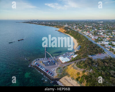 Luftaufnahme von Black Rock Pier, Yacht-Club und historische Schiffswracks von HMVS Cerberus bei Sonnenuntergang. Melbourne. Victoria, Australien Stockfoto