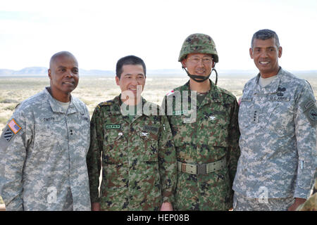 Von links nach rechts: Generalmajor Stephen M. Twitty, 1. AD und Fort Bliss Kommandierender general; Oberst Koji Maekawa, Japan Ground Self Defense jährlichen Service Praxis Kommandant; Oberst Kawano, JGSDF 8. Air Defense Group Kommandant; Gen Vincent Brooks, Kommandierender general, US Army Pacific Command am Hawk Tower, McGregor Range, NM, nach dem Japan Ground Self Defense Force Leben-Brand 21 November. USARPAC Kommandant besucht Fort Bliss 141121-A-CX902-001 Stockfoto