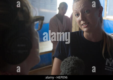 Maia Andrews, Recht, handeln Kommunikationsoffizier für International Medical Corps, spricht mit Kelly McEvers, Korrespondent mit National Public Radio, während einer Tour durch eine aktive Ebola Behandlungseinheit als Teil der Operation United Hilfe in Suakoko, Liberia, 22. November 2014 gebaut. Vereinte Hilfe ist ein Department of Defense, Befehl und Steuerung, Logistik, Schulung und technische Unterstützung für US Agency for International Development-geführten Bemühungen, den Ebola-Virus-Ausbruch in westafrikanischen Nationen enthalten. (Foto: US-Armee Sgt. 1. Klasse Brien Vorhees, 55. Signal Company Stockfoto