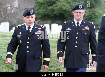 Armee-Reserve-Generalmajor David W. Puster, Kommandierender general, 84. Training Command, Fort Knox, Kentucky, links und Generalmajor Doug Harvey von Louisville, Kentucky, stellvertretender Befehl Kaplan, 84. Training Command, waren die amtierenden Partei für Zachary Taylor National Cemetery Kranzniederlegung Zeremonie Montag, 24. November 2014, in Louisville, Kentucky (Foto von Clinton Holz, 84. TC Public Affairs) Army Reserve allgemeine präsidiert endgültige Kranzniederlegung Zeremonie 141124-A-HX393-112 Stockfoto