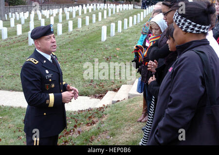 Armee Reserve Generalmajor David W. Puster, Kommandierender general, 84. Training Command, Fort Knox, Kentucky, Gespräche mit Studenten der Fachschaft aus T.K Stone Mittelschule, Elizabethtown, Kentucky, nach der die Zachary Taylor National Cemetery Kranzniederlegung Zeremonie Montag, 24. November 2014, in Louisville, KY Puster sagte er interagiert mit dem Rat wirklich genossen. Die Schule ist der Befehl Partnerschaft in der Bildung-Schule. (Foto von Clinton Holz, 84. TC Public Affairs) Armee-Reserve allgemeine präsidiert endgültige Kranzniederlegung Zeremonie 141124-A-HX393-179 Stockfoto