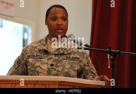 Soldaten der 3. Human Resources Sustainment Center Sitz in Jackson, Mississippi, statt eine Übertragung von Autorität Zeremonie mit dem 14. HRSC Sitz in Fort Bragg, N.C., 29 November, im Camp Arifjan, Kuwait. Die Zeremonie endete der 3. HRSC neunmonatigen Bereitstellung nach Kuwait zur Unterstützung der Operation Enduring Freedom. Der stellvertretende Direktor des 3. HRSC, Oberstleutnant Daphne Dixon-Reed dankte der 1. Sustainment Command (Theater) für ihre Unterstützung und bedankte sich auch bei den Soldaten der 3. HRSC für ihren Service und Leistungen. (US Armee-Foto von Staff Sgt. Richard Colletta/freigegeben) Brummen Stockfoto