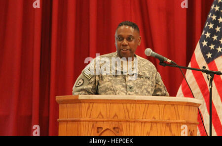 Soldaten der 3. Human Resources Sustainment Center Sitz in Jackson, Mississippi, statt eine Übertragung von Autorität Zeremonie mit dem 14. HRSC Sitz in Fort Bragg, N.C., 29 November, im Camp Arifjan, Kuwait. Die Zeremonie endete der 3. HRSC neunmonatigen Bereitstellung nach Kuwait zur Unterstützung der Operation Enduring Freedom. Der Direktor des 14. HRSC, Oberst Ralph Williams sagte, seine Einheit ist "begierig, neue Wege im gesamten Bereich der Operationen zu beschreiten. Wir sind ausgebildet und bereit und freuen uns auf die nächsten neun Monate. " (US Armee-Foto von Staff Sgt. Richard Colletta/freigegeben) Human Resources sus Stockfoto