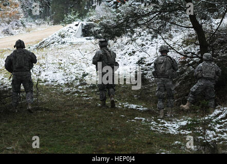 Dragoon Troopers, Bull-Truppe, 1. Eskadron, 2. Kavallerieregiment zugeordnet durchgeführt vielfältige Kader Feuer in Grafenwöhr Training Area befindet sich in der Nähe von Rose Barracks, Deutschland, 3. Dezember 2014. Der Zweck des Bereichs war, Soldaten in Bewegung Brandschutzübungen Kader auszubilden, während des tätlichen Angriffs auf unterschiedliche Ziele während der heutigen Veranstaltung. Bull-Truppe, 1. Eskadron, 2. Kavallerieregiment Kader Feuer Bereich 141203-A-EM105-137 Stockfoto