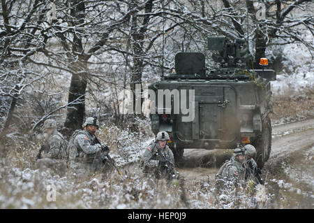 Dragoon Troopers, Bull-Truppe, 1. Eskadron, 2. Kavallerieregiment zugeordnet durchgeführt vielfältige Kader Feuer in Grafenwöhr Training Area befindet sich in der Nähe von Rose Barracks, Deutschland, 3. Dezember 2014. Der Zweck des Bereichs war, Soldaten in Bewegung Brandschutzübungen Kader auszubilden, während des tätlichen Angriffs auf unterschiedliche Ziele während der heutigen Veranstaltung. Bull-Truppe, 1. Eskadron, 2. Kavallerieregiment Kader Feuer Bereich 141203-A-EM105-232 Stockfoto