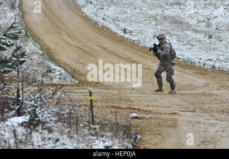 Dragoon Troopers, Bull-Truppe, 1. Eskadron, 2. Kavallerieregiment zugeordnet durchgeführt vielfältige Kader Feuer in Grafenwöhr Training Area befindet sich in der Nähe von Rose Barracks, Deutschland, 3. Dezember 2014. Der Zweck des Bereichs war, Soldaten in Bewegung Brandschutzübungen Kader auszubilden, während des tätlichen Angriffs auf unterschiedliche Ziele während der heutigen Veranstaltung. Bull-Truppe, 1. Eskadron, 2. Kavallerieregiment Kader Feuer Bereich 141203-A-EM105-276 Stockfoto