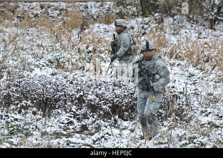 Dragoon Troopers, Bull-Truppe, 1. Eskadron, 2. Kavallerieregiment zugeordnet durchgeführt vielfältige Kader Feuer in Grafenwöhr Training Area befindet sich in der Nähe von Rose Barracks, Deutschland, 3. Dezember 2014. Der Zweck des Bereichs war, Soldaten in Bewegung Brandschutzübungen Kader auszubilden, während des tätlichen Angriffs auf unterschiedliche Ziele während der heutigen Veranstaltung. Bull-Truppe, 1. Eskadron, 2. Kavallerieregiment Kader Feuer Bereich 141203-A-EM105-372 Stockfoto