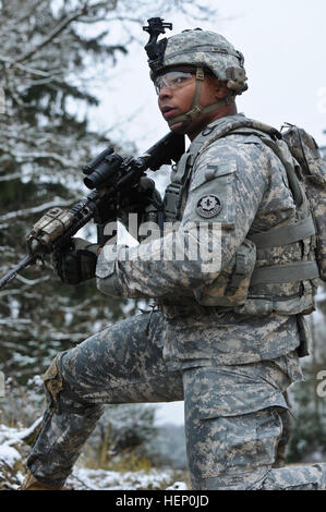 Dragoon Troopers, Bull-Truppe, 1. Eskadron, 2. Kavallerieregiment zugeordnet durchgeführt vielfältige Kader Feuer in Grafenwöhr Training Area befindet sich in der Nähe von Rose Barracks, Deutschland, 3. Dezember 2014. Der Zweck des Bereichs war, Soldaten in Bewegung Brandschutzübungen Kader auszubilden, während des tätlichen Angriffs auf unterschiedliche Ziele während der heutigen Veranstaltung. Bull-Truppe, 1. Eskadron, 2. Kavallerieregiment Kader Feuer Bereich 141203-A-EM105-420 Stockfoto