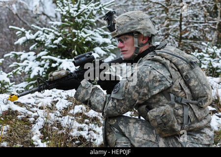 Dragoon Troopers, Bull-Truppe, 1. Eskadron, 2. Kavallerieregiment zugeordnet durchgeführt vielfältige Kader Feuer in Grafenwöhr Training Area befindet sich in der Nähe von Rose Barracks, Deutschland, 3. Dezember 2014. Der Zweck des Bereichs war, Soldaten in Bewegung Brandschutzübungen Kader auszubilden, während des tätlichen Angriffs auf unterschiedliche Ziele während der heutigen Veranstaltung. Bull-Truppe, 1. Eskadron, 2. Kavallerieregiment Kader Feuer Bereich 141203-A-EM105-494 Stockfoto