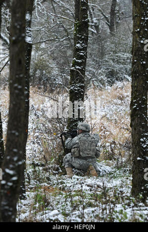 Dragoon Troopers, Bull-Truppe, 1. Eskadron, 2. Kavallerieregiment zugeordnet durchgeführt vielfältige Kader Feuer in Grafenwöhr Training Area befindet sich in der Nähe von Rose Barracks, Deutschland, 3. Dezember 2014. Der Zweck des Bereichs war, Soldaten in Bewegung Brandschutzübungen Kader auszubilden, während des tätlichen Angriffs auf unterschiedliche Ziele während der heutigen Veranstaltung. Bull-Truppe, 1. Eskadron, 2. Kavallerieregiment Kader Feuer Bereich 141203-A-EM105-604 Stockfoto