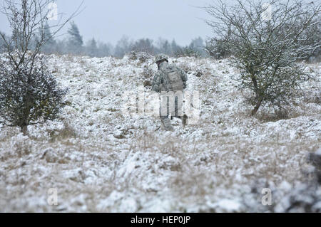 Dragoon Troopers, Bull-Truppe, 1. Eskadron, 2. Kavallerieregiment zugeordnet durchgeführt vielfältige Kader Feuer in Grafenwöhr Training Area befindet sich in der Nähe von Rose Barracks, Deutschland, 3. Dezember 2014. Der Zweck des Bereichs war, Soldaten in Bewegung Brandschutzübungen Kader auszubilden, während des tätlichen Angriffs auf unterschiedliche Ziele während der heutigen Veranstaltung. Bull-Truppe, 1. Eskadron, 2. Kavallerieregiment Kader Feuer Bereich 141203-A-EM105-655 Stockfoto