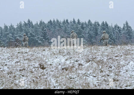 Dragoon Troopers, Bull-Truppe, 1. Eskadron, 2. Kavallerieregiment zugeordnet durchgeführt vielfältige Kader Feuer in Grafenwöhr Training Area befindet sich in der Nähe von Rose Barracks, Deutschland, 3. Dezember 2014. Der Zweck des Bereichs war, Soldaten in Bewegung Brandschutzübungen Kader auszubilden, während des tätlichen Angriffs auf unterschiedliche Ziele während der heutigen Veranstaltung. Bull-Truppe, 1. Eskadron, 2. Kavallerieregiment Kader Feuer Bereich 141203-A-EM105-858 Stockfoto