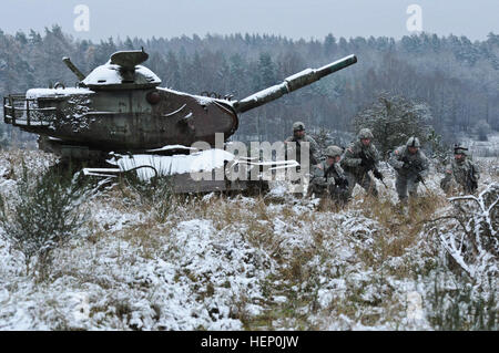 Dragoon Troopers, Bull-Truppe, 1. Eskadron, 2. Kavallerieregiment zugeordnet durchgeführt vielfältige Kader Feuer in Grafenwöhr Training Area befindet sich in der Nähe von Rose Barracks, Deutschland, 3. Dezember 2014. Der Zweck des Bereichs war, Soldaten in Bewegung Brandschutzübungen Kader auszubilden, während des tätlichen Angriffs auf unterschiedliche Ziele während der heutigen Veranstaltung. Bull-Truppe, 1. Eskadron, 2. Kavallerieregiment Kader Feuer Bereich 141203-A-EM105-950 Stockfoto