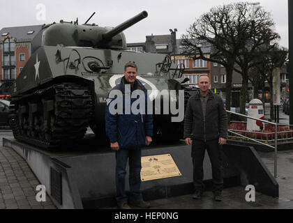 Stehen Sie Generalmajor John R. O'Connor, links, und der kommandierenden general und senior eingetragenen Führer der 21. Theater Sustainment Command, Command Sergeant Major Rodney J. Rhoades neben ein Battle Tank Denkmal während der Fahrt 5 Dez Personal. Führungskräfte des 21. TSC beteiligte sich an die Mitarbeiter Fahrt lernen die Geschichte der Belagerung von Bastogne aus der Ardennenoffensive, Lehren aus vergangenen Schlachten in aktuellen Anwendung anwenden und Korpsgeist unter den Teilnehmern zu bauen. (Foto von Staff Sgt Warren W. Wright Jr., 21. TSC Public Affairs) 21. TSC Führungskräfte Mitarbeiter fahren zu Stockfoto