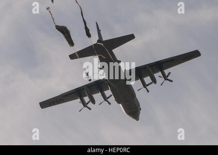 Fallschirmjäger füllen den Himmel auf Sizilien-Drop-Zone für die 17. jährliche Randy Oler Memorial Betrieb Spielzeug fallen, veranstaltet von der US-Armee zivile Angelegenheiten & psychologische Operations Command (Airborne), ein US Army Reserve Einsatzführungskommando, 5. Dezember 2014 in Fort Bragg, N.C. Betrieb Spielzeug Tropfen ist der weltweit größte Luft Mischbetrieb und Soldaten die Möglichkeit zu helfen, Kinder in Not überall Spielzeug für den Urlaub erhalten. (US Armee-Foto von Timothy L. Hale/freigegeben) Fallschirmjäger zurückgeben in Betrieb Spielzeug fallen 141205-A-XN107-291 Stockfoto