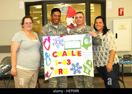 Links nach rechts, Margaret VanHassel von Bridgeton, NJ; Pvt. Orlando Juan, gebürtig aus Tucson, Arizona; SPC. Andrew Crouse Elkton, MD; Beide Patriot Start Bahnhof verbesserte Operator/Betreuer und Crouse Frau Jenny, alle Vertreter der Batterie C, 1. Bataillon, 43. Verteidigung-Artillerie-Regiment, 11. Air Defense Artillerie Bereitschaft Familiengruppe auf dem Urlaub-Festival anlässlich der Handelsposten in Fort Bliss, Texas, 5 Dez. Der Urlaub-Festival, veranstaltet von Fort Bliss Moral, Wohlbefinden und Erholung, brachte Familie Bereitschaft Einheitengruppen, bessere Chancen für einzelne Soldaten und Stockfoto