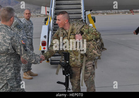 Captain Mitchell Thompson, Center, Kommandant, 269th MP-Unternehmen wird von Oberstleutnant Kevin Ellison, Recht, Kommandant, 2213th Mission Support Battalion, begrüßt, nach der Ankunft am Silas L. Copeland Ankunft Abfahrt Kontrollgruppe in Fort Bliss, Texas Dez. 6. 269th Gesellschaft MP Missionen in Afghanistan, Bahrain, Katar und Vereinigte Arabische Emirate Operation Enduring Freedom abgeschlossen. 269th MP-Unternehmen kehrt aus einzigartigen Einsatz 141206-A-CX902-002 Stockfoto