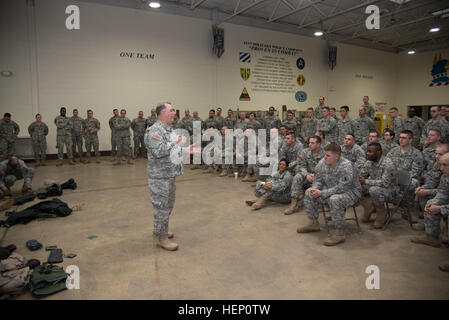 US Armee Generalmajor Frank Vavala, Generaladjutant der Delaware Nationalgarde trifft sich mit allen Service-Mitglieder von der 153. Military Police Company in Delaware City, Delaware, wünschen ihnen einen sicheren und unbeschwerten Urlaub 6. Dezember 2014. (US Army National Guard Foto von Staff Sgt. James Pernol/freigegeben) Allgemeine Urlaub besuchen 141206-A-GL773-757 Stockfoto