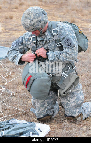 SPC. John Murray, aus 2-508-Fallschirm-Infanterie-Regiment, prüft seine Reserve nach einem Sprung auf Sizilien Drop-Zone, Fort Bragg, N.C., zur Unterstützung der 17. jährliche Randy Oler Memorial Betrieb Spielzeug fallen, moderiert von US Armee zivile Angelegenheiten & psychologische Operations Command (Airborne), 6. Dezember 2014. Betrieb Spielzeug fallen ist die weltweit größte Luft Mischbetrieb und Soldaten die Möglichkeit zu helfen, Kinder in Not Spielzeug für den Urlaub erhalten. (Foto: U.S. Army Spc. Lisa Velazco) US-Soldat Prüfungen reservieren 141206-A-QW291-109 Stockfoto