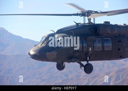 Ein UH-60 Black Hawk Hubschrauber, Task Force Wolfpack, 1. Angriff Reconnaissance Battalion, 82. Combat Aviation Brigade zugewiesen 82. US-Luftlandedivision fliegt hoch über der zerklüfteten Landschaft des östlichen Afghanistan an klaren Tag 8. Dezember 2014. 1-82 ARB fliegt hoch im Osten afghanischen Himmel 141208-A-VO006-545 Stockfoto