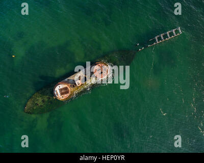 Suchen gerade nach unten aus der Luft an historischen Schiffswrack von HMVS Cerberus im seichten türkisblauen Wasser. Closeup erschossen. Melbourne, Victoria, Australien Stockfoto
