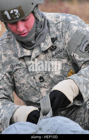 Sgt. 1. Klasse Rob Clark, Charlie Kompanie, 3. Bataillon, 1. Special Warfare Training Group (Airborne), erholt sich von seinen Fallschirm nach einem Sprung auf Luzon Drop-Zone, Camp Mackall, North Carolina, für die 17. jährliche Randy Oler Memorial Betrieb Spielzeug fallen, moderiert von US Armee zivile Angelegenheiten & psychologische Operations Command (Airborne), 8. Dezember 2014. Betrieb Spielzeug fallen ist die weltweit größte Luft Mischbetrieb und Soldaten die Möglichkeit zu helfen, Kinder in Not Spielzeug für den Urlaub erhalten. (Foto: U.S. Army Spc. Lisa Velazco) US Army Fallschirmjäger erholt sich mit dem Fallschirm 141208-A-QW291-270 Stockfoto