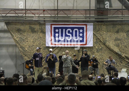 Der Vorsitzende der Joint Chiefs Of Staff, General Martin E. Dempsey, singt "White Christmas" mit den Militärdienst-Mitgliedern in Bagram Air Field, Afghanistan, Dez. 9 stationiert. 2014. Dempsey kam auf seiner Tour USO Urlaub Truppe, von Country-Musikkünstler Kellie Pickler, Chicago Bears mittleren Linebacker Brian Urlacher, Schauspielerin Dianna Agron, Komiker Rob Riggle, Schauspielerin Meghan Markle, Washington Nationals Krug zog Doug Fister und USO Präsident Dr. J.D. Crouch II. (US Armee-Foto von Sgt. Adam Erlewein, 4RSSB Public Affairs.) (Freigegeben) General Dempsey breitet sich Urlaubsfreude 141209-A-AE663-254 Stockfoto