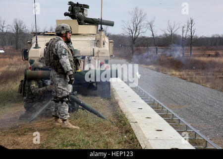 Special Forces Soldaten mit der 5th Special Forces Group (Airborne), Weisungen von einem Soldaten mit 1. Bataillon, 327th Infanterie-Regiment, 1st Brigade Combat Team "Bastogne," 101st Airborne Division (Air Assault), vor dem Brennen der BGM-71 Rohr gestartet, optisch verfolgt, Draht-geführte Flugkörper, 9. Dezember 2014. (Foto: U.S. Army Spc. Alexis Concepcion, 5. SFG(A) Bekämpfung der Kamera) Legion, Bastogne Verhalten TOW-Raketen, training 141209-A-MU345-115 Stockfoto