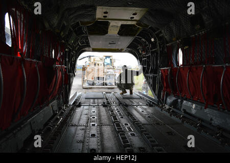 Soldaten der Task Force Eisen Ritter, 2. Bataillon, 501. Aviation Regiment, 1st Combat Aviation Brigade, 1. US-Panzerdivision, basierend aus Roberts International Airport, Monrovia, Liberia, Last Elektro- und Material in einer CH-47 Chinook-Hubschrauber für einen Ebola-Behandlungseinheit in Ganta, Liberia, 9. Dezember 2014. Betrieb United Hilfe ist ein US-Verteidigungsministerium in Liberia Logistik, Schulung und technische Unterstützung, USAID-geführten Bemühungen, Ebola-Virus-Ausbruch in Westafrika zu begrenzen. (US Armee-Foto von Sgt. Jose Ramirez, 1st Combat Aviation Brigade, 1 Stockfoto